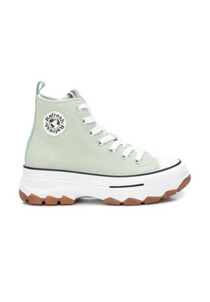 Zapatilla de lona alta de color verde claro con cordones blancos, suela blanca gruesa con dibujo marrón y logotipo circular "Refresh" en el tobillo.