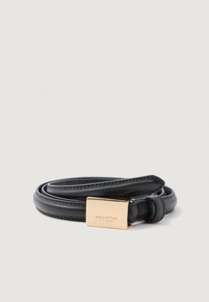 Une ceinture en cuir noir qui présente une texture lisse, un design étroit et une boucle rectangulaire en ton or avec un logo gravé.