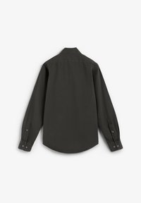 Camisa de manga larga en algodón gris oscuro. Presenta un cuello clásico, puños abotonados y un dobladillo curvado. Textura suave, diseño entallado.