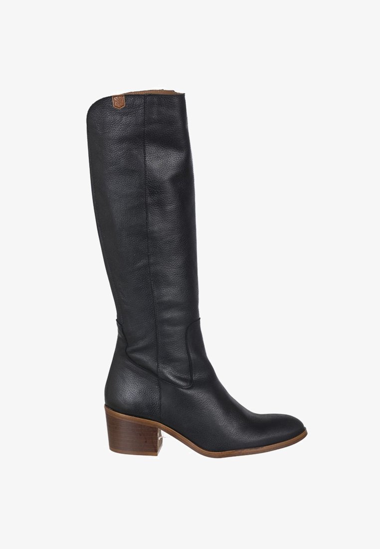 Bota de cuero negra hasta la rodilla con punta redonda, tacón cuadrado y detalle en la costura lateral. Cuenta con una textura suave y un diseño minimalista.