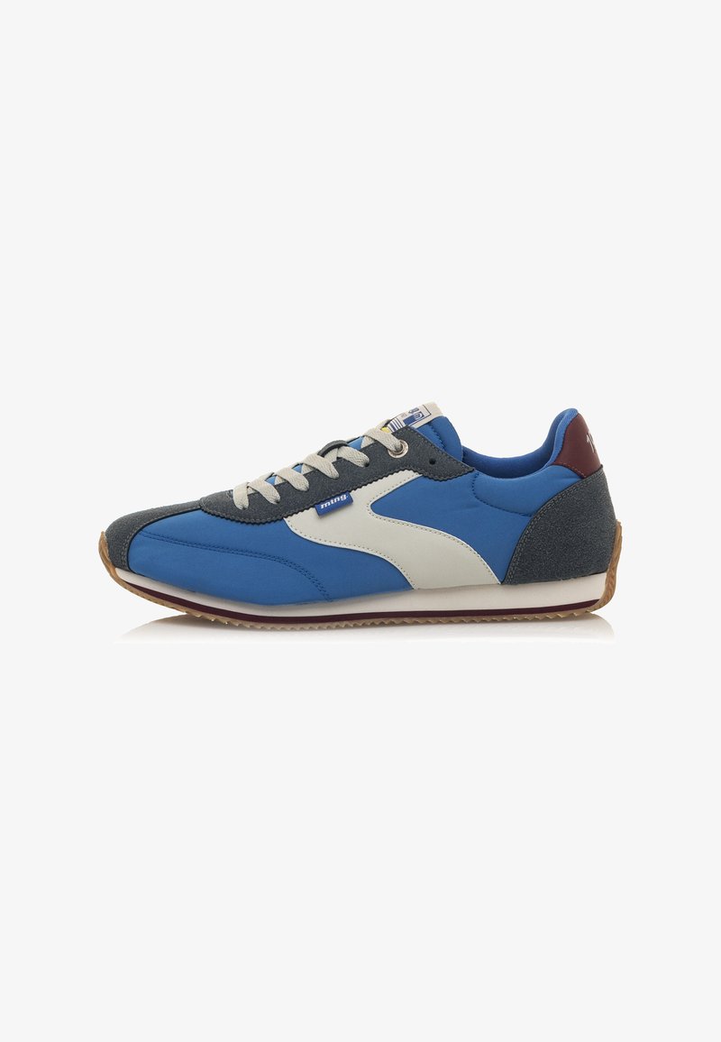 Blaue und graue Sneaker mit einem Obermaterial aus Wildleder und Mesh, weißen Akzenten, runden Schnürsenkeln, einer strukturierten Fersenplatte und einer Gummisohle.