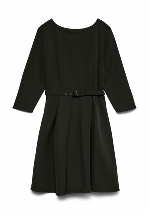 Robe noire avec des manches trois quarts, encolure ronde, jupe plissée et une ceinture avec une boucle à la taille. Texture de tissu lisse.