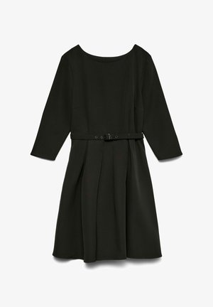 Melna kleita ar trim piegrieztiem piedurknēm, apaļu dekoltē, plisēta svārka daļa un josta ar sprādzi jostasvietā. Gluda auduma tekstūra.