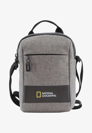 Grau farbene Stoff Umhängetasche mit einem schwarzen synthetischen Bodenpanel, ausgestattet mit einer Frontreißverschlusstasche und dem National Geographic-Logo. Verstellbarer Tragegurt.