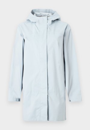 Giacca impermeabile azzurro chiaro con cappuccio, realizzata in tessuto liscio e resistente all'acqua. Presenta una chiusura frontale con cerniera e tasche laterali.