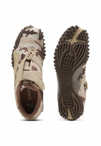 Camo sport schoenen met een bovenwerk van beige en bruine stof, een gestructureerde rubberen zool en een verstelbare klittenbandsluiting voor een veilige pasvorm.