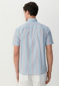 Kurzärmeliges, hellblaues Hemd mit Knöpfen, versehen mit vertikalen roten und weißen Streifen. Schmale Passform mit geradem Saum und klassischem Kragen.