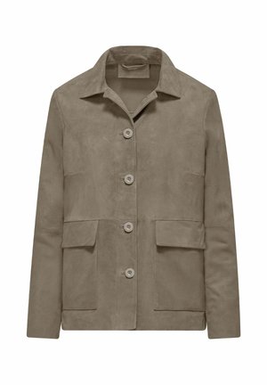 Taupe zamszowa kurtka z czterema przednimi guzikami, dwiema klapowymi kieszeniami, kołnierzem i długimi rękawami, prezentowana na białym tle.