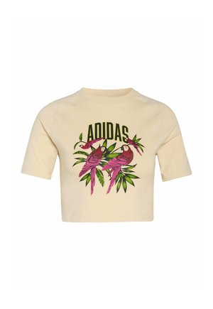 Krátká béžová mikina s krátkými rukávy, s barevným motivem růžových papoušků a zelených listů, s nápisem "ADIDAS" v černém písmu.