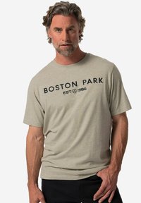 Camiseta de algodón gris con la impresión "BOSTON PARK EST 1986" en azul oscuro. Mangas cortas y cuello redondo con un corte relajado.