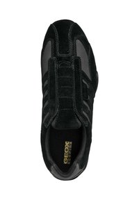 Sneaker noir en matériaux suédé et en mesh, avec un bout rond, des accents texturés et une semelle intérieure rembourrée marquée "GEOX RESPIRA."