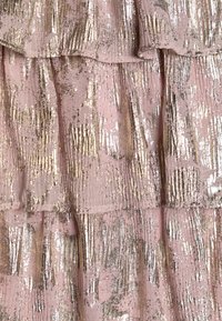 Tissu rose avec des accents dorés métalliques, présentant un design à volants en tiers. La texture est riche avec des motifs subtils et des plis.