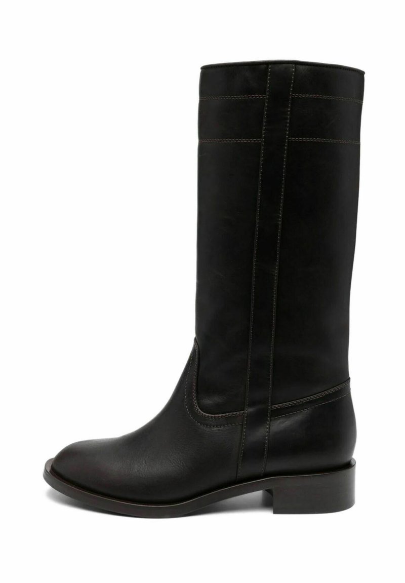Botas de cuero negras hasta la rodilla con un acabado suave, costuras mínimas, una costura curva sutil y un tacón bajo en bloque.