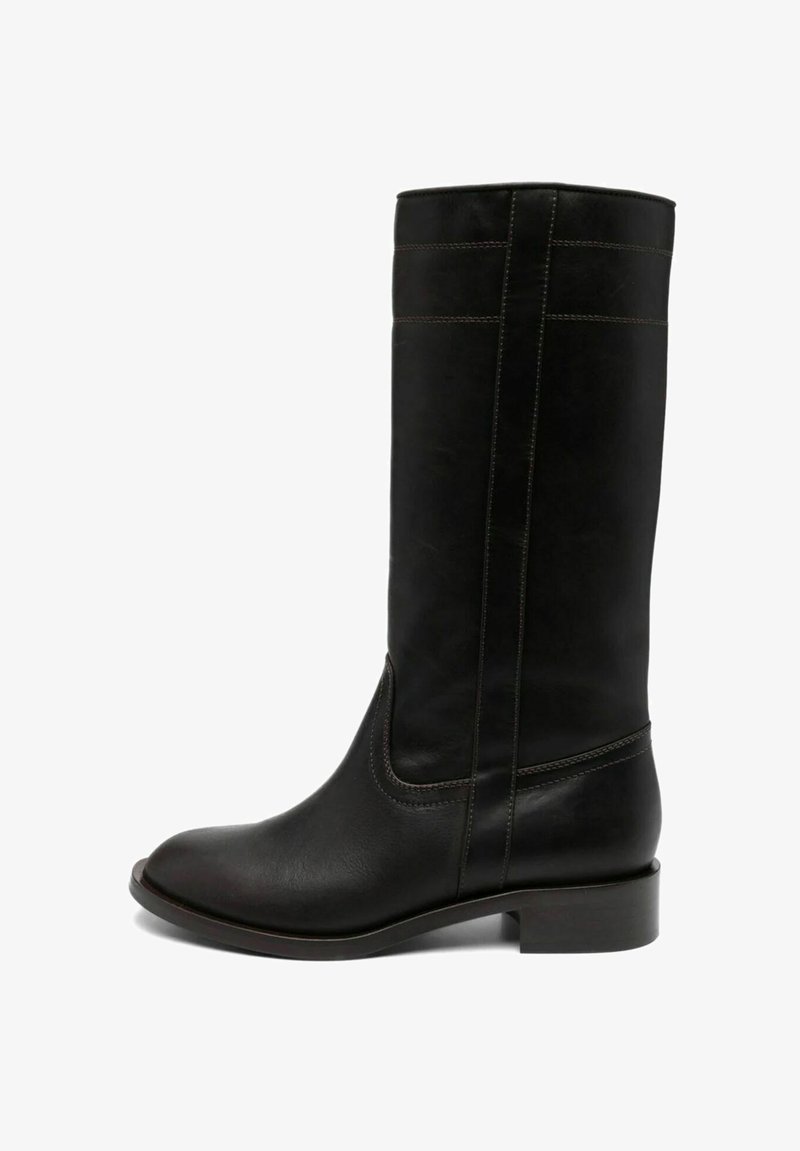 Botas de cuero negras hasta la rodilla con un acabado suave, costuras mínimas, una costura curva sutil y un tacón bajo en bloque.