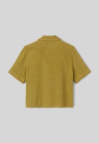 Chemise à manches courtes en lin jaune moutarde, avec une finition texturée et une coupe décontractée. Vue arrière.