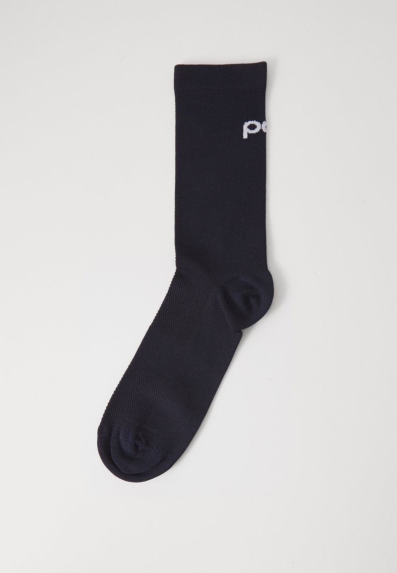 Marinefarbene Socke aus einem glatten Material, mit einem weißen Logo-Akzent nahe der Oberseite, komfortablem Bündchen und abgerundetem Zehenbereich.