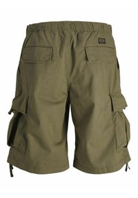 Oliwkowe szorty cargo z elastycznym paskiem, dwoma kieszeniami bocznymi i dwoma kieszeniami z tyłu. Materiał wydaje się trwały i teksturowany.