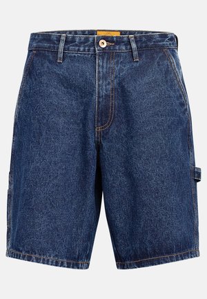Denimshorts i mørkeblå med lys syning, med knaplukning foran, bæltestropper og en cargolomme på venstre side.