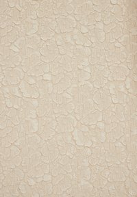 Tekstura tkanine v smetanasti barvi z dvignjenim cvetličnim vzorcem. Površina se zdi mehka, z organskimi, tekočimi oblikami po celi tkanini.