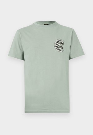 T-shirt verde chiaro a maniche corte con collo rotondo e piccolo logo "Santa Cruz" bianco e nero sul petto sinistro.