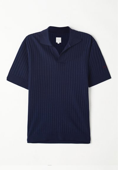 Tumesinine lühikeste varrukatega polo särk ribakujulise tekstuuriga, lame krae ja punane tikandiga logo vasakul varrukal.