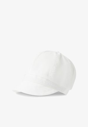 Cappello newsboy in cotone bianco con visiera corta e rigida e fascia cucita intorno alla corona, mostrato su sfondo bianco.