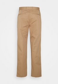 Spodnie khaki wykonane z bawełny, o prostym kroju nogawki, z dwoma tylnymi kieszeniami oraz małym logo na pasku od spodni.