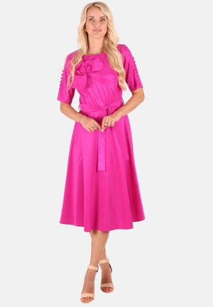 Fuchsia Midi-Kleid mit kurzen Ärmeln, das ein großes Schleifendetail und eine Krawatte in der Taille aufweist. Glatter Stoff, ausgestellter Rock und Knopfakzente an den Ärmeln.