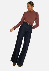 Atlasīts, burgundy red and beige stripe