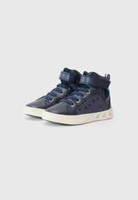 Marineblå høyhælte sneakers laget av lær og tekstil med hjertepattern, hvit gummisåle, snøringer og borrelås for lukking.
