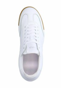 Witte sneaker met een gladleren bovenkant, ronde neus, platte veters en een zool van rubber met een gumlaag. Inclusief subtiele branding en versterkte vetergaatjes.