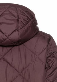 Burgunderfarbener Puffer-Jacke mit Kapuze, gestepptem Design und diagonaler Naht. Glattes Material mit leichtem Glanz.