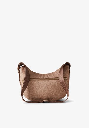 Borsa a tracolla marrone con texture, tasca con cerniera, forma curva e tracolla stampata. Presenta dettagli in metallo dorato.