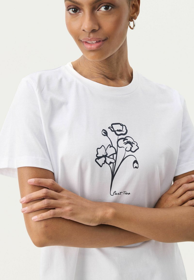 Weißes Baumwoll-T-Shirt mit schwarzem, liniengezeichnetem Blumenmuster auf der Vorderseite, kurzen Ärmeln und klassischem Rundkragen.