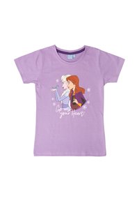 T-shirt di cotone lilla con una grafica di due personaggi animati e la scritta "Segui il tuo cuore" con accenti di fiocchi di neve. Maniche corte.