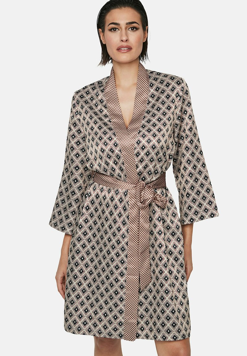 Patroonrijke gewaad van zachte stof, met een diamantdesign in zwart en beige. Het heeft een brede ceintuur en driekwartmouwen.