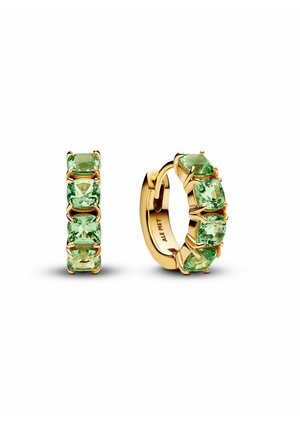 Goldene Creolen mit grünen Edelsteinen, die in einer Reihe angeordnet sind, mit einer polierten Oberfläche und einem sicheren Verschlussdesign.