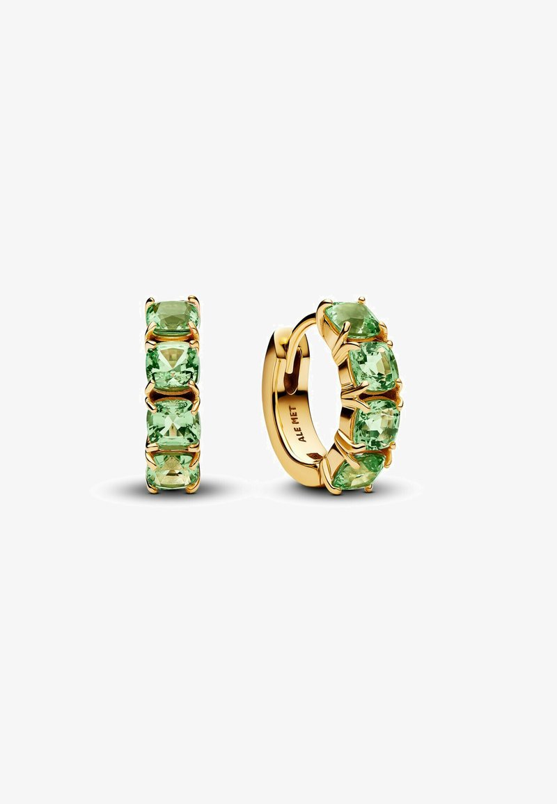 Goldene Creolen mit grünen Edelsteinen, die in einer Reihe angeordnet sind, mit einer polierten Oberfläche und einem sicheren Verschlussdesign.