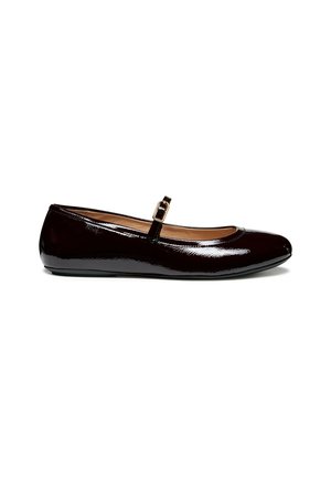 Ballerines en cuir verni bourgogne brillant, avec un bout arrondi et une seule sangle ajustable sur le devant. Semelle plate.