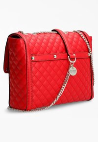 Punainen tikattu synteettinen käsilaukku hopeisella ketjusangalla, jossa on litteä etutasku ja pyöreä metallinen brändäystunniste.