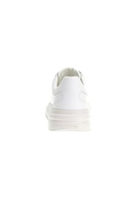 Bottines de sport blanches avec un dessus synthétique lisse, un talon rond, un col rembourré et une semelle en caoutchouc translucide épaisse.