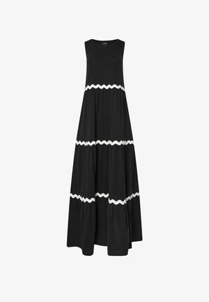 Zwart mouwloze maxi-jurk met drie horizontale witte golvende strepen, een ronde halslijn en een losse, gelaagde rok.