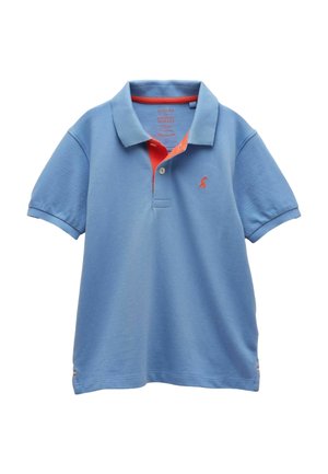 Šviesiai mėlyna trumpomis rankovėmis polo marškinėliai su oranžine vidine apykakle ir mažu oranžiniu siuvinėtu logotipu ant krūtinės.