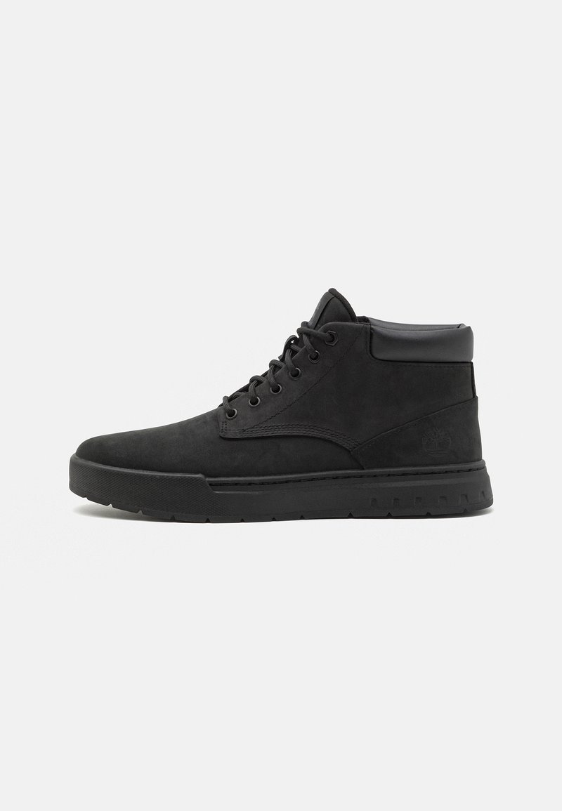 Baskets montantes noires avec lacets à l’avant, col matelassé et semelle texturée, présentées de profil sur un fond clair uni.
