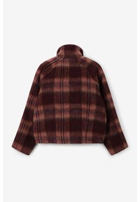 Veste à carreaux bourgogne avec un col haut, une texture duveteuse et des manches raglan. Présente des rayures marron clair et rouge foncé dans le motif.