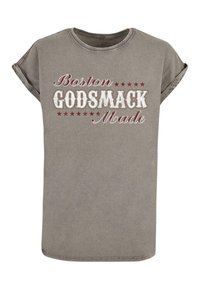 Hallhalli hallhalli hallhalli T-särk, millel on lühikesed rulli äärega varrukad. T-särgi ees on kirjas "Boston GODSMACK Made" kulunud punase ja valgega, millele lisavad stiili tähekujundid.