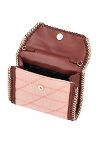 Brun og lyserød crossbody taske med quilted tekstur, guldfarvet kæde trim, snap lukning og en indvendig lomme.