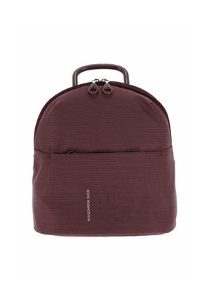 Sac à dos compact bordeaux en tissu texturé, avec une poignée supérieure, une double fermeture éclair, une poche avant et un logo vertical "Mandarina Duck" sur le panneau avant.