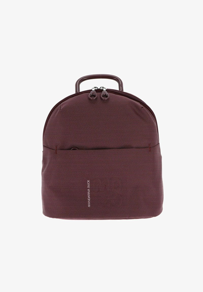 Sac à dos compact bordeaux en tissu texturé, avec une poignée supérieure, une double fermeture éclair, une poche avant et un logo vertical "Mandarina Duck" sur le panneau avant.