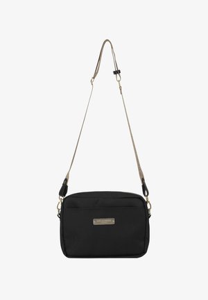 Borsetta a tracolla nera in tessuto con chiusura a zip, logo in metallo dorato e tracolla beige rimovibile. Presenta una tasca frontale con zip.